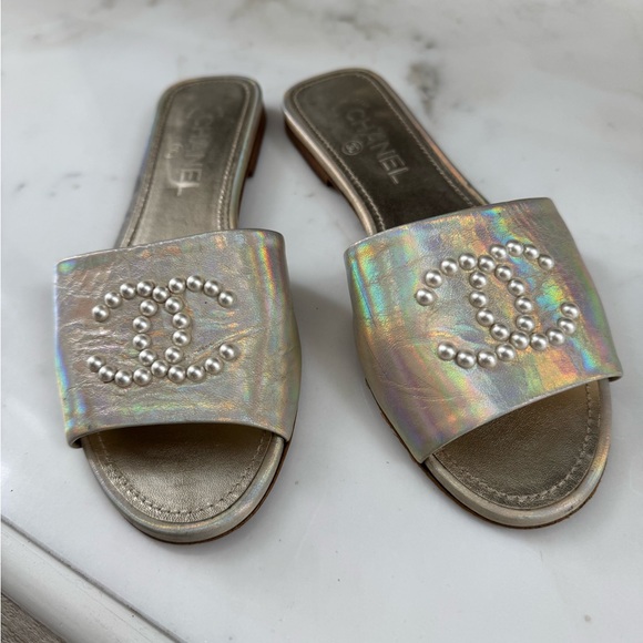 AUTHENTIC CHANEL LAMINATED LEATHER GOLDEN PEARL SLIDES FLATS MULES SANDALS 37.5 - Picture 1 of 9